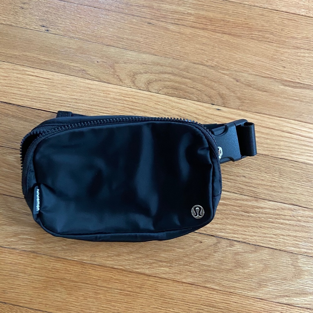 Lululemon Everywhere Belt Bag